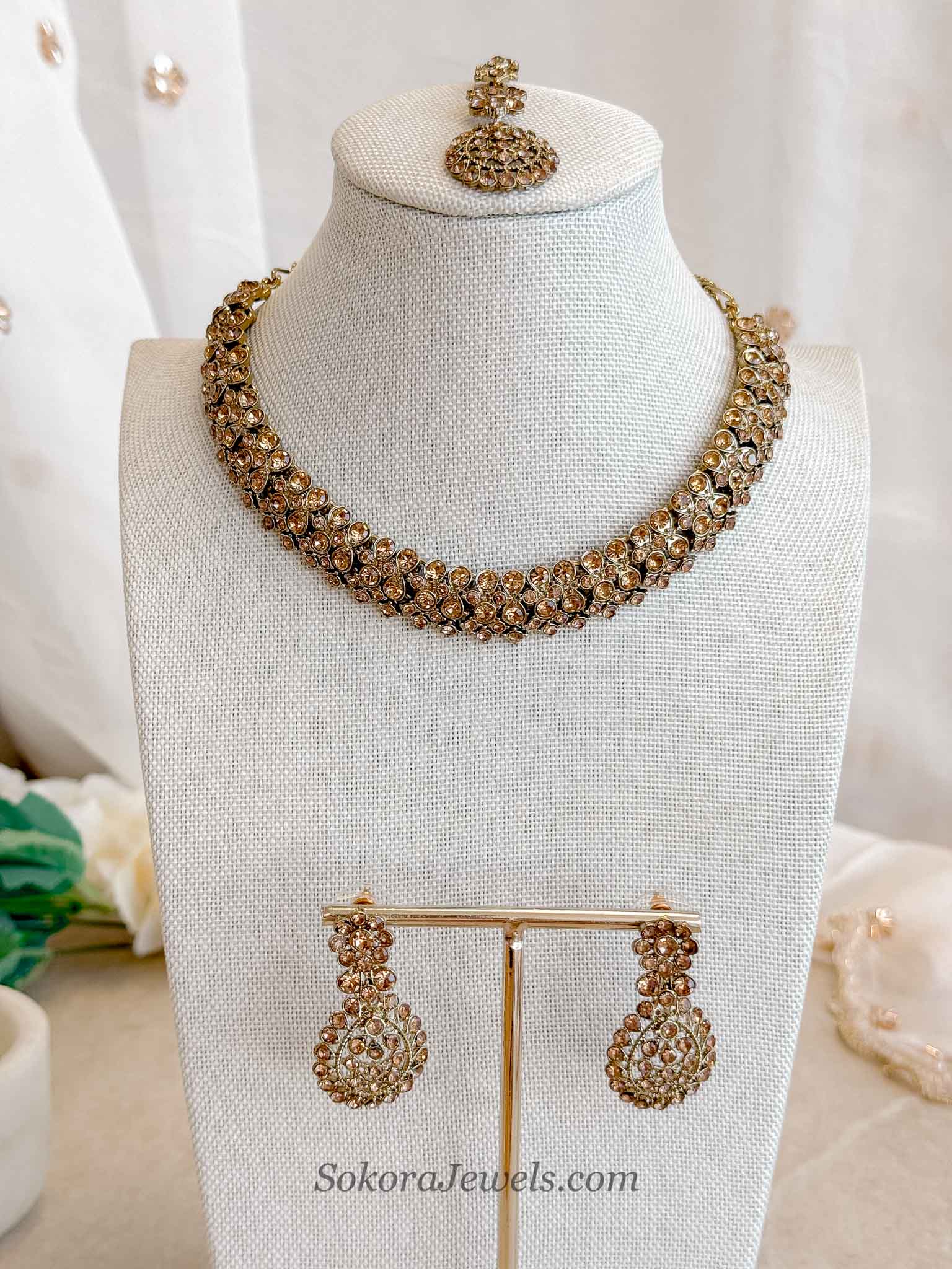 Saira Small Golden Necklace Set