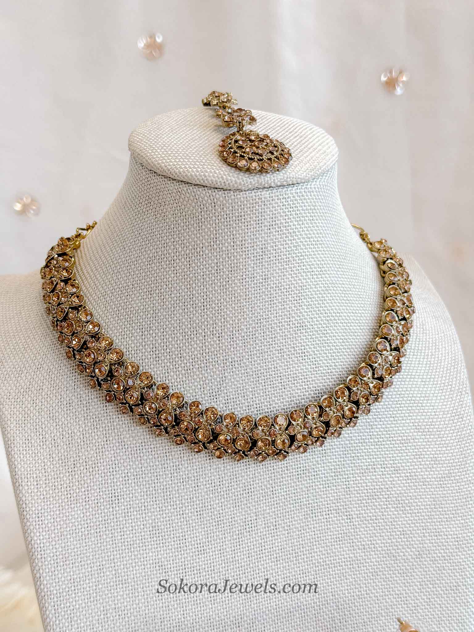 Saira Small Golden Necklace Set