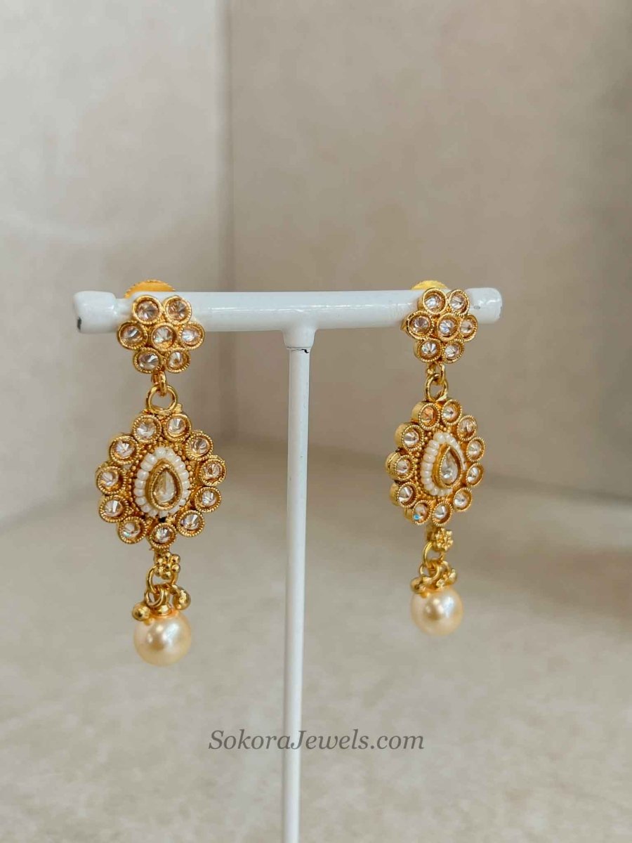 Aadhya Delicate Gold Kundan Necklace Set - SOKORA JEWELSAadhya Delicate Gold Kundan Necklace SetNECKLACE SETS