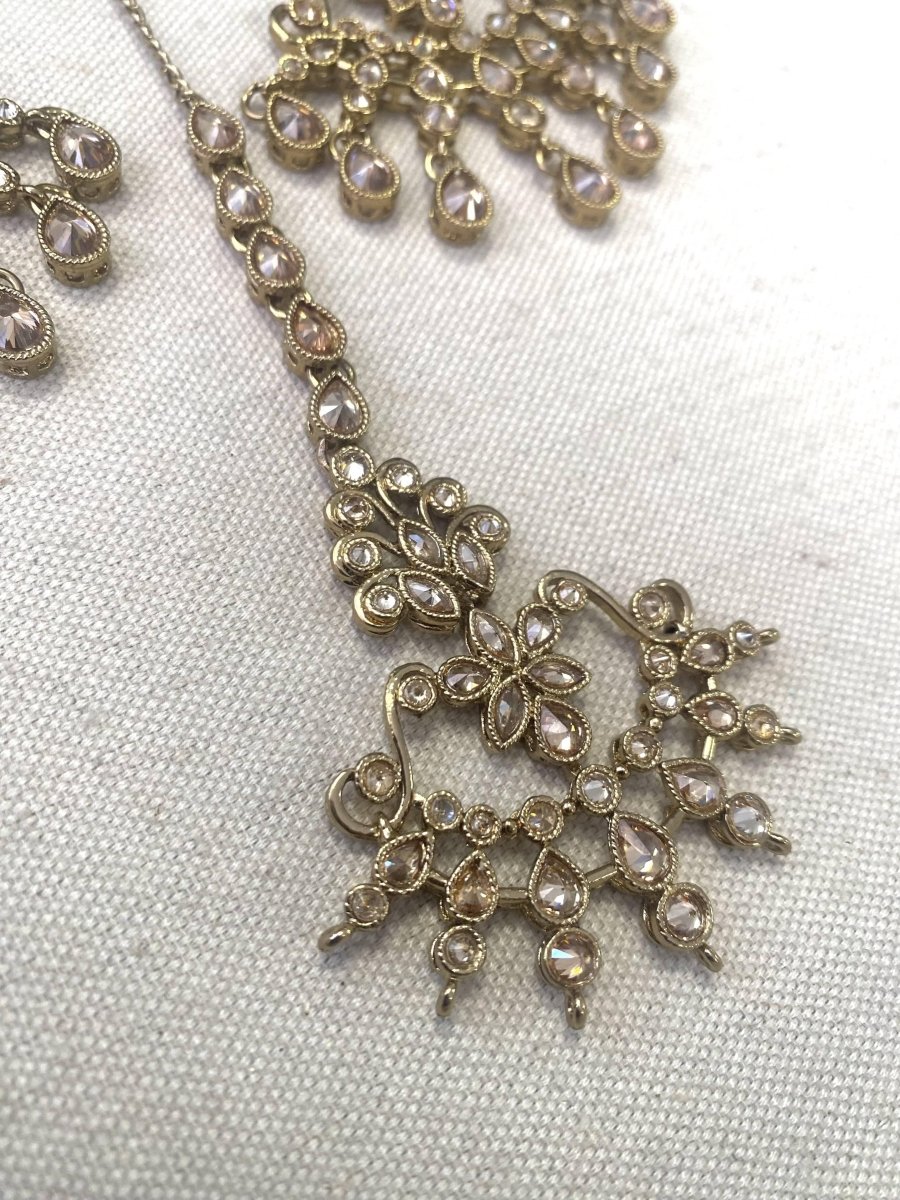 Antique Gold Earring & Tikka Set - SOKORA JEWELSAntique Gold Earring & Tikka Set