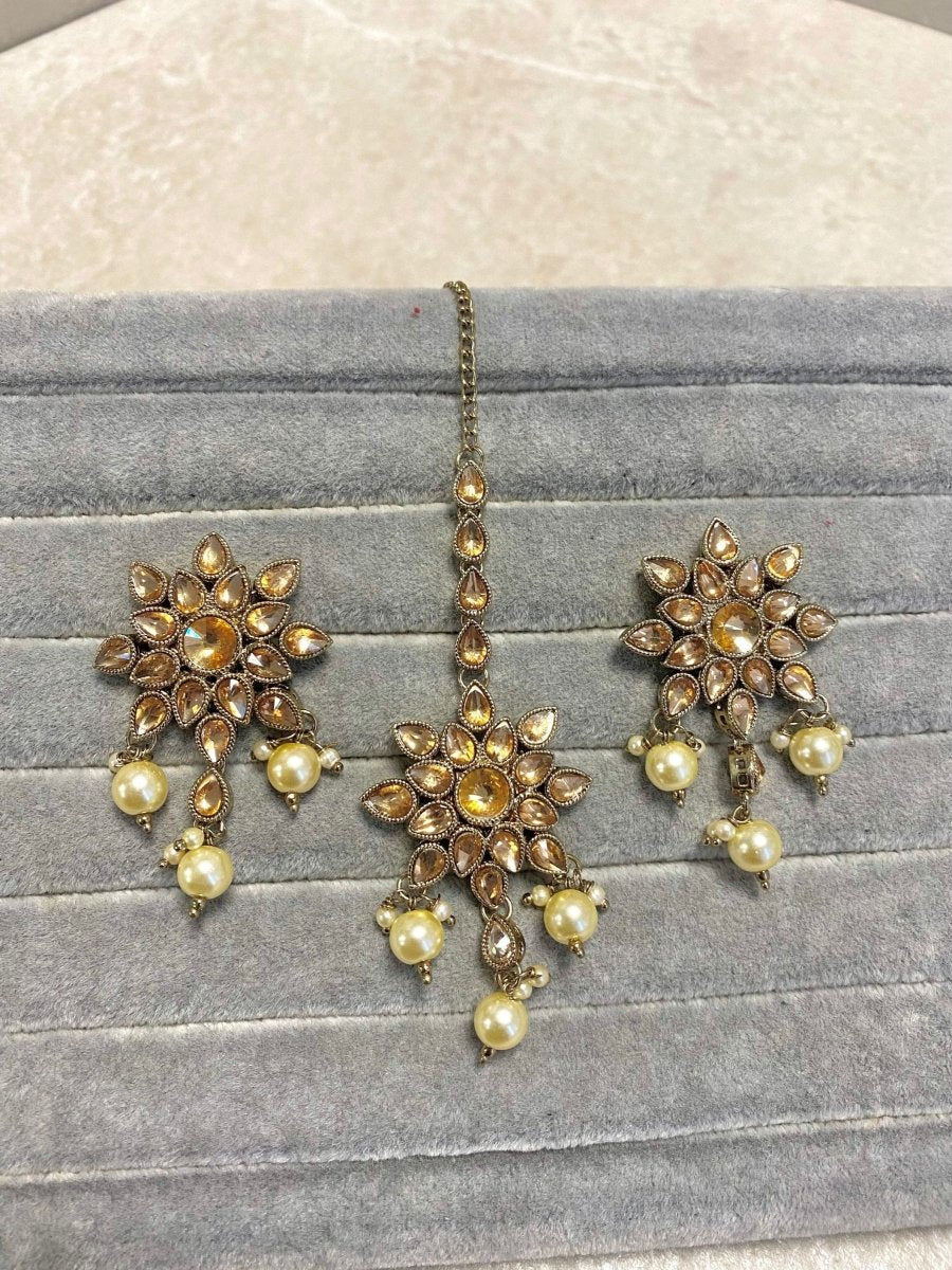 Antique Gold Earring & Tikka Set - SOKORA JEWELSAntique Gold Earring & Tikka Set
