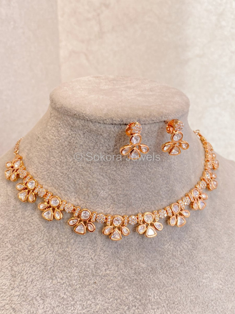 Dainty Kundan Set - SOKORA JEWELSDainty Kundan SetNECKLACE SETS