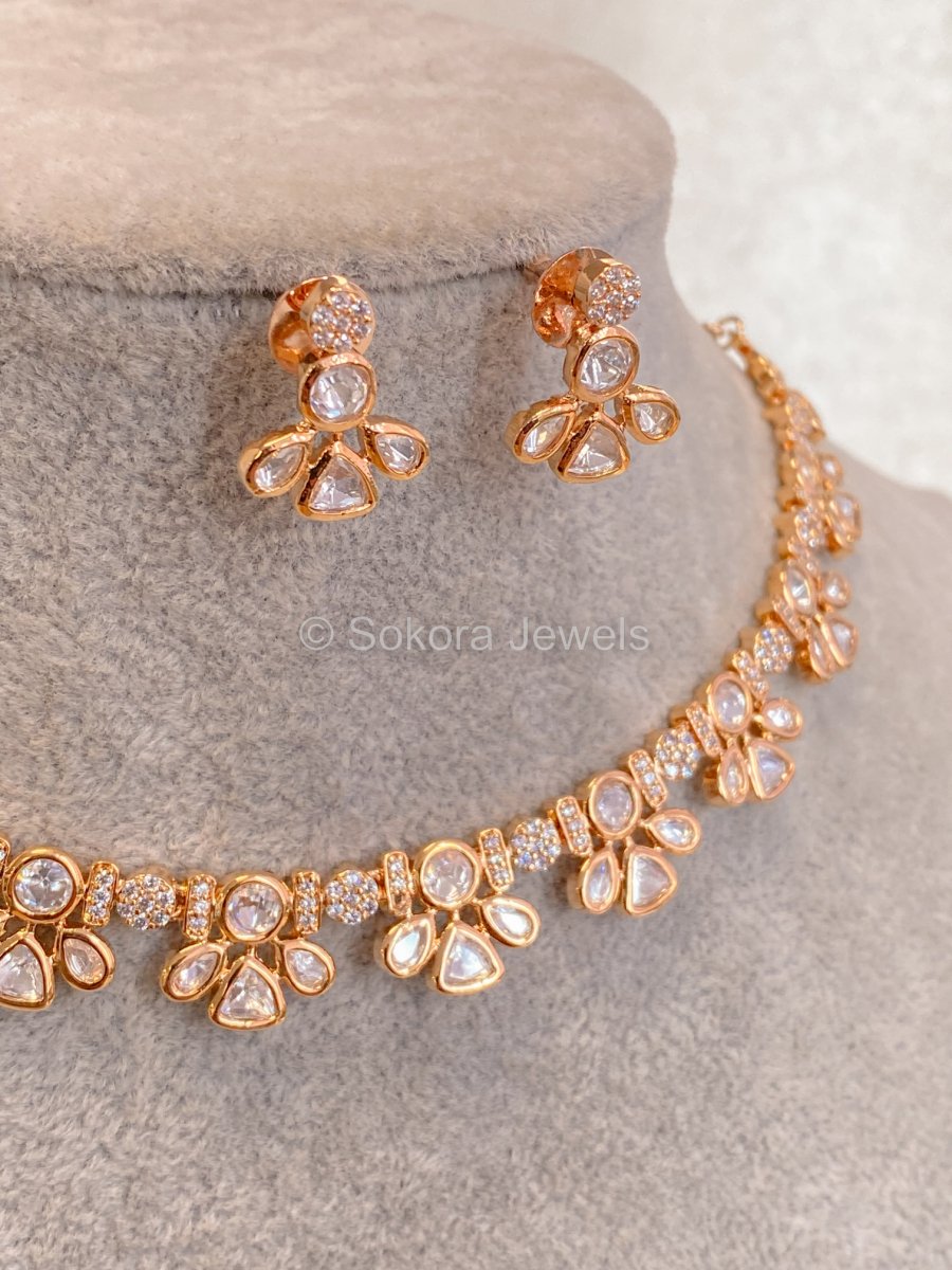 Dainty Kundan Set - SOKORA JEWELSDainty Kundan SetNECKLACE SETS