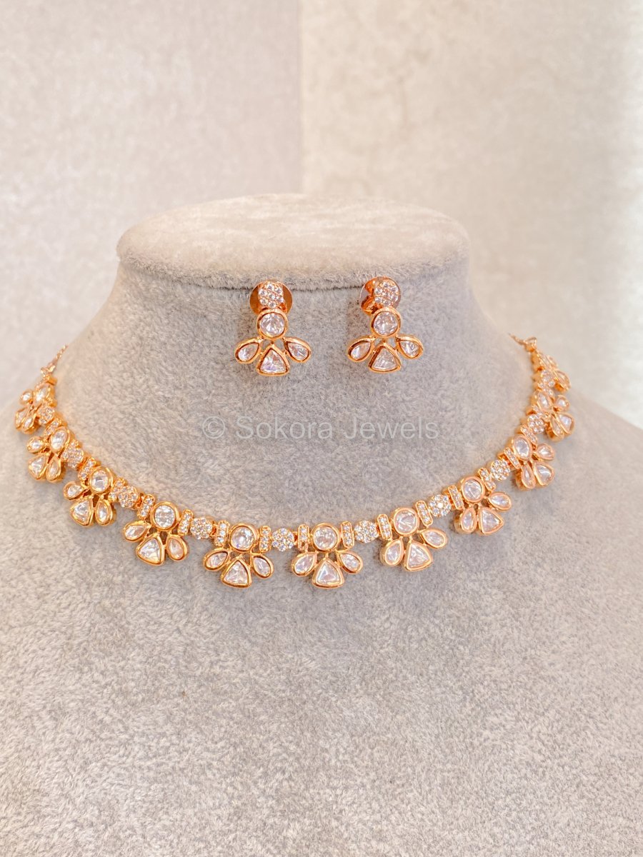 Dainty Kundan Set - SOKORA JEWELSDainty Kundan SetNECKLACE SETS