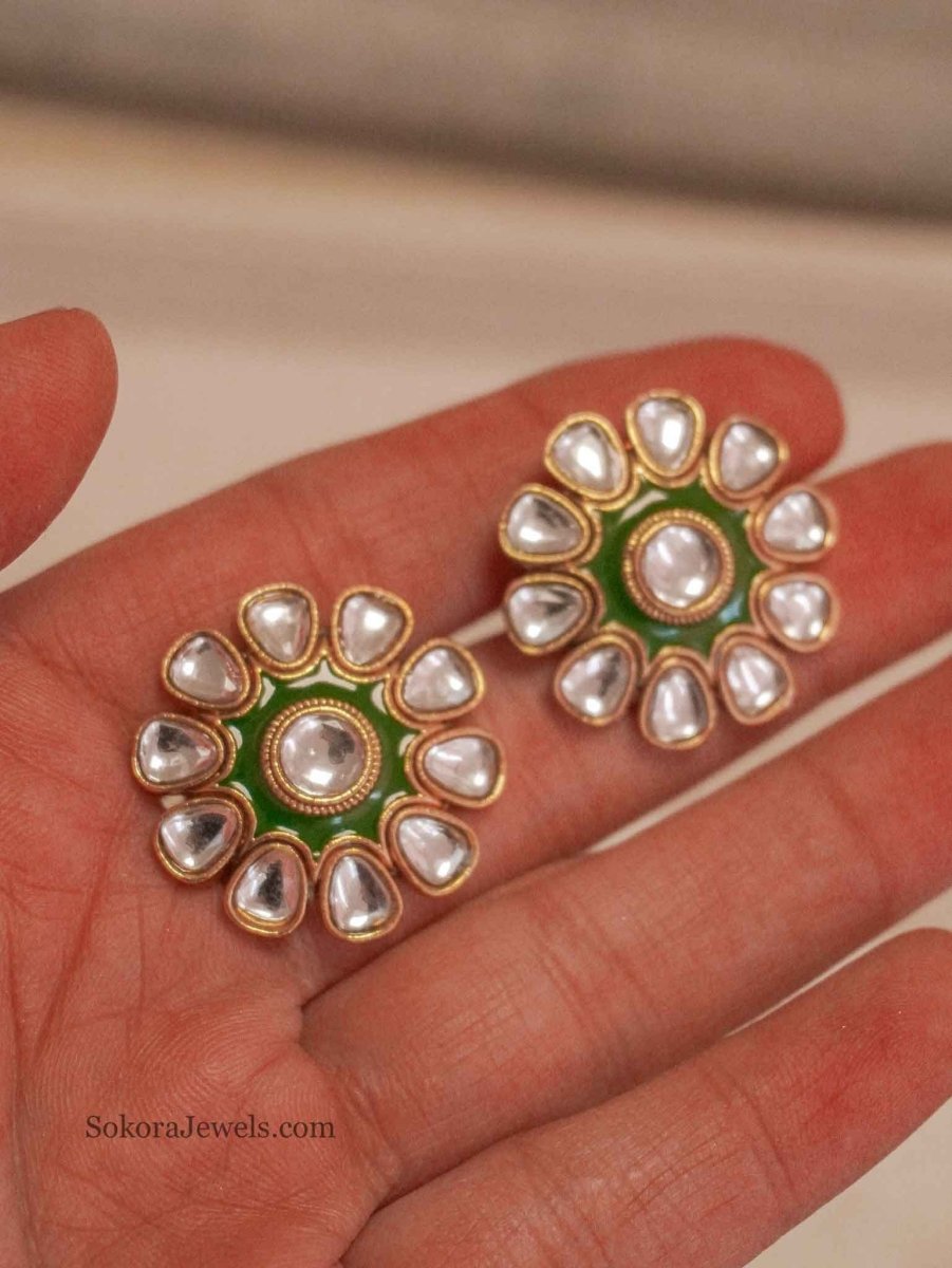 Faux Kundan Round Studs - SOKORA JEWELSFaux Kundan Round Studsstuds and tops