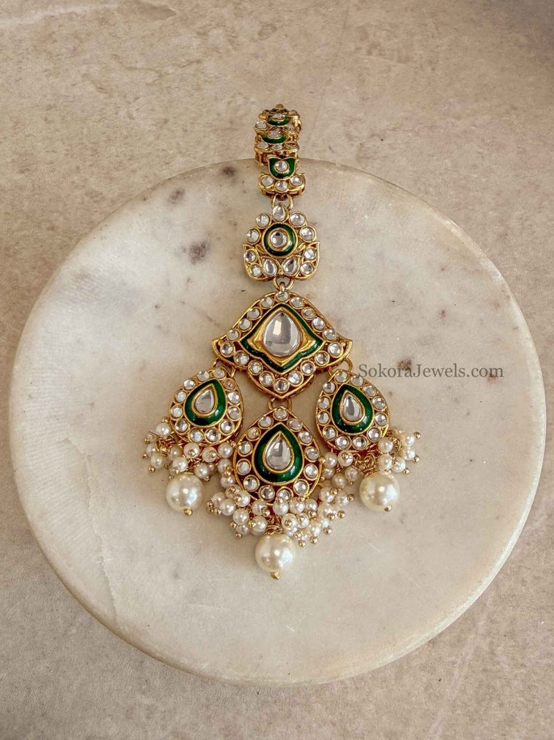 Green Faux Kundan Pearl Tikka - SOKORA JEWELSGreen Faux Kundan Pearl Tikka