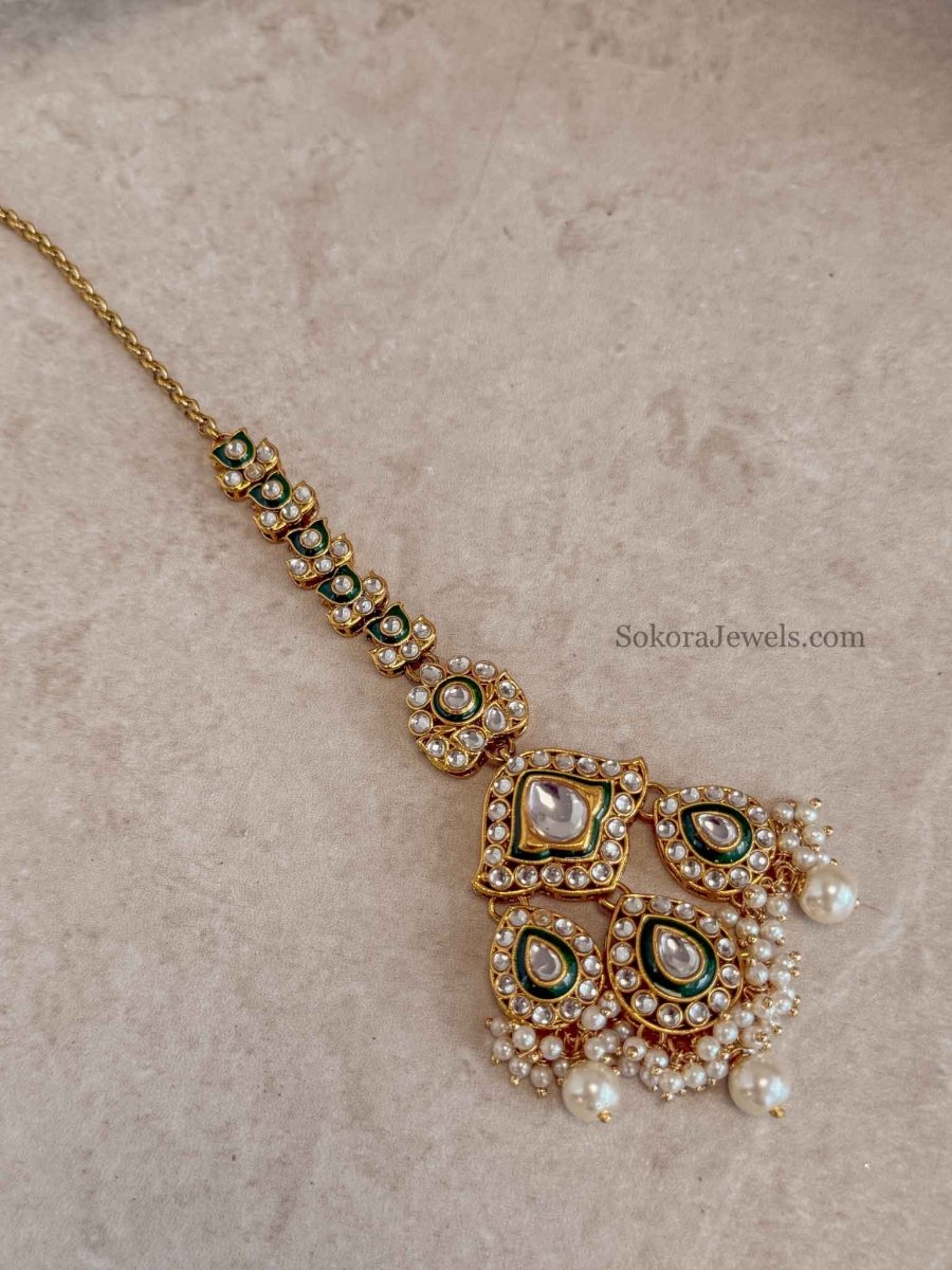 Green Faux Kundan Pearl Tikka - SOKORA JEWELSGreen Faux Kundan Pearl Tikka