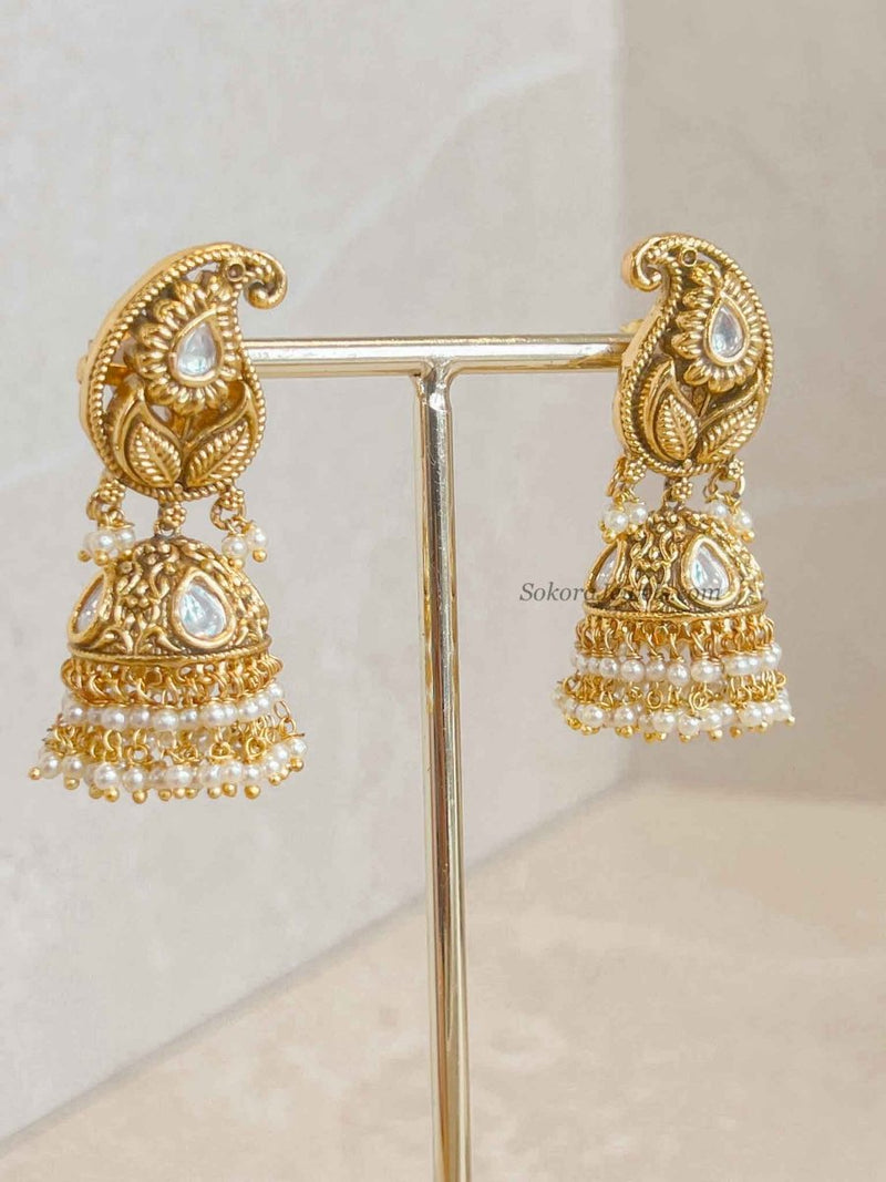 Medium Kundan & Gold Plated Jhumka Earrings - SOKORA JEWELSMedium Kundan & Gold Plated Jhumka Earrings