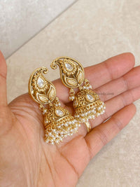 Medium Kundan & Gold Plated Jhumka Earrings - SOKORA JEWELSMedium Kundan & Gold Plated Jhumka Earrings