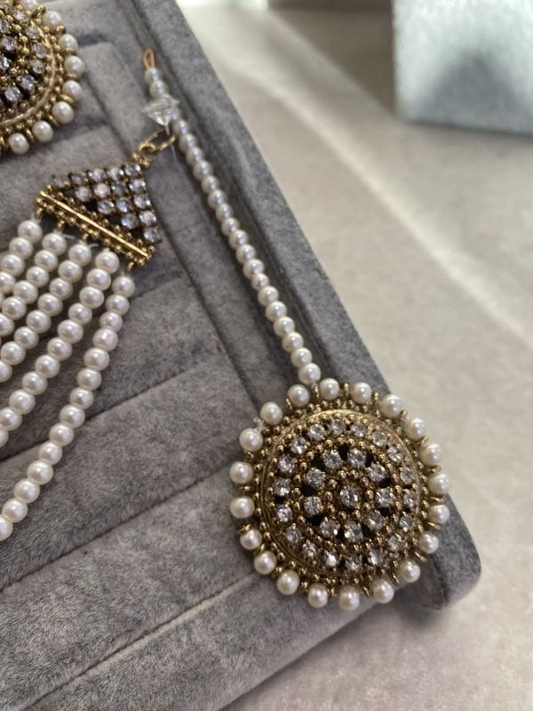 Mehreen Earrings & Tikka set - Clear - SOKORA JEWELSMehreen Earrings & Tikka set - Clear