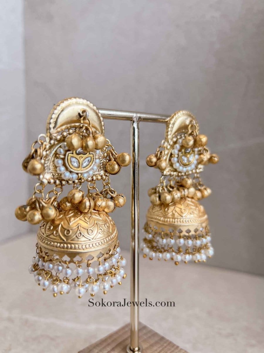 Oversized Kundan & Gold Jhumka - SOKORA JEWELSOversized Kundan & Gold Jhumka
