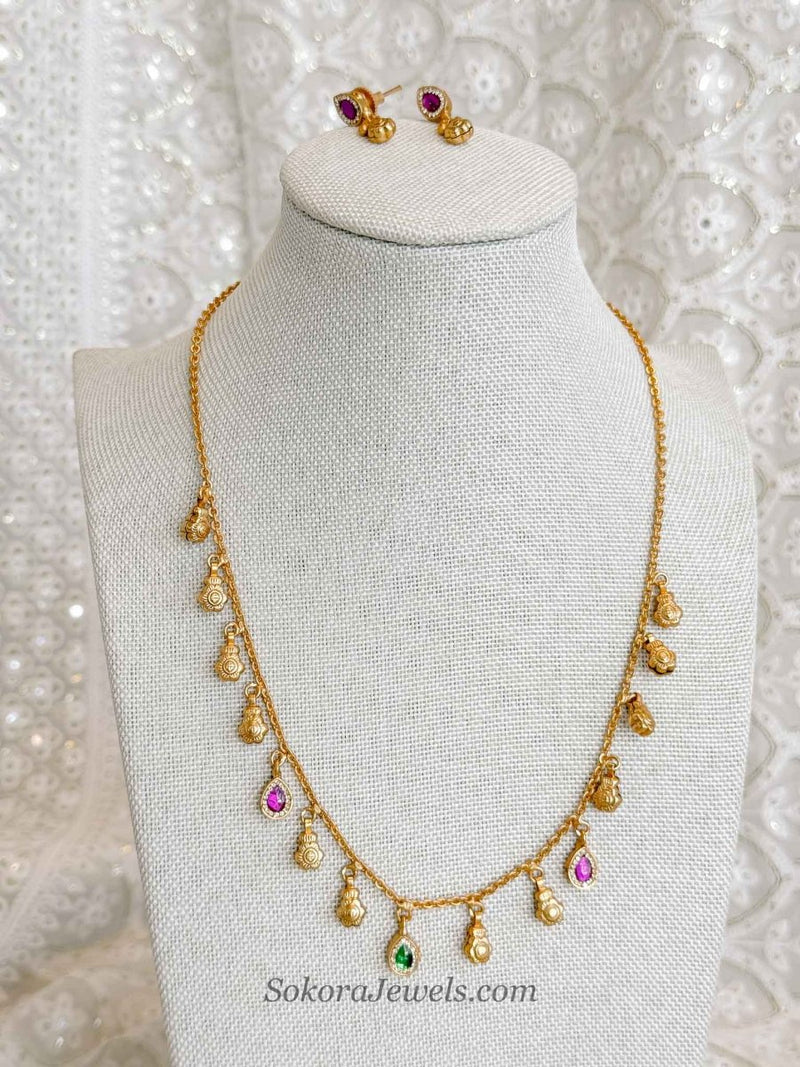 Simple Gold Shell Bead Set - Ruby & Green - SOKORA JEWELSSimple Gold Shell Bead Set - Ruby & Green