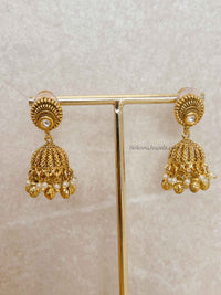 Small Kundan & Gold plated Jhumka Earrings - SOKORA JEWELSSmall Kundan & Gold plated Jhumka Earrings